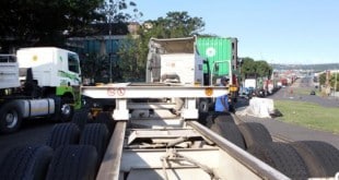 Truckers angry over persisting Bayhead rd gridlock trucks