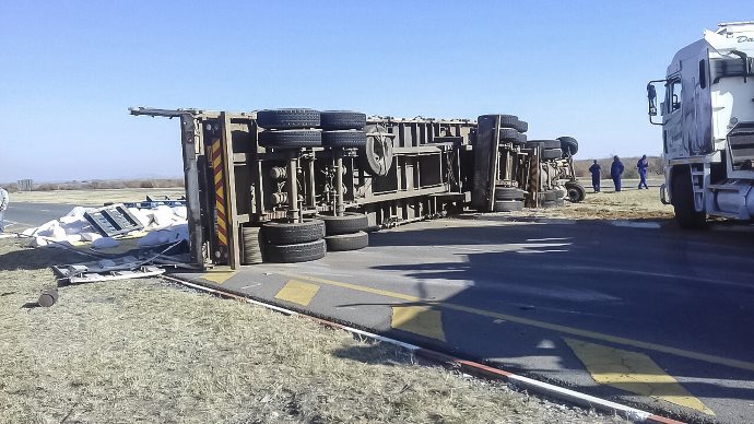 Truck vs bakkie collision leaves 3 injured Three men injured in Truck collision near Welkom 2