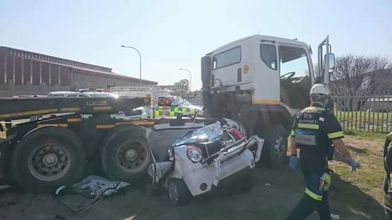 DRIVER AND INSTRUCTOR KILLED IN TRUCK VS BAKKIE CRASH FB IMG 1470942216732