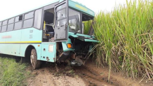 Bus crashes into ditch injuring 6 in KZN MID ILLOVOV Bus crashes into ditch injuring 6 e1479112189108