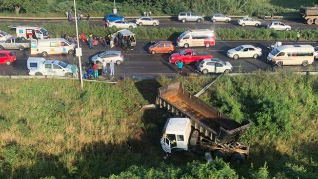 Truck driver flees scene after crashing into 4 cars in Durban rusa