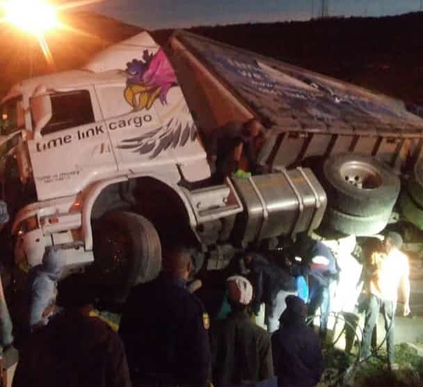 WATCH | Trucker trampled to death by looters in N1 De Doorns crash 20190512 164114