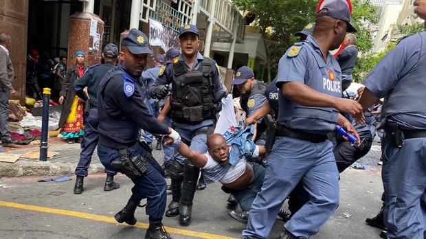 WATCH: Cape Town police fire stun grenades in clash with foreigners » SA  Trucker