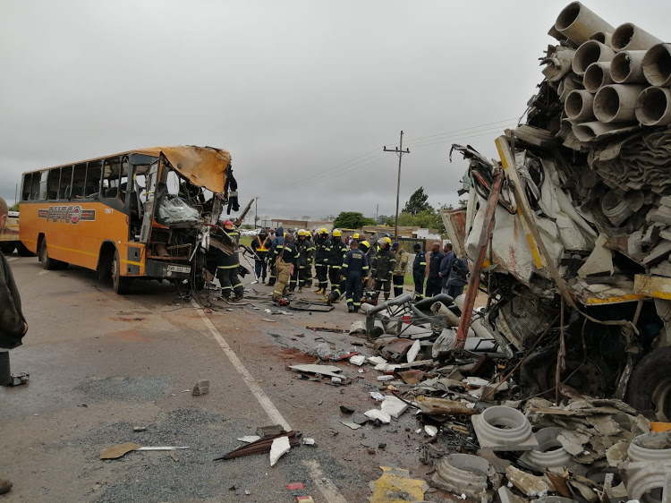 Moloto road truck and bus head-on crash leaves 2 dead unnamed 1