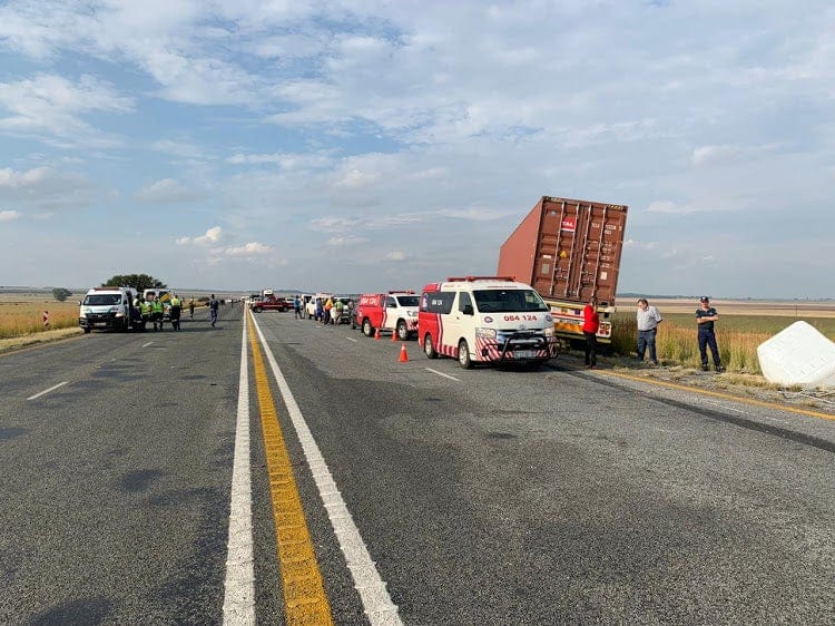 9 dead as truck swerves to avoid bakkie and crashes into taxi unnamed 5