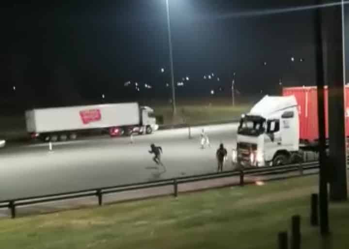 Watch: Robbers filmed attacking truck driver at Mooi River 20200508 221104