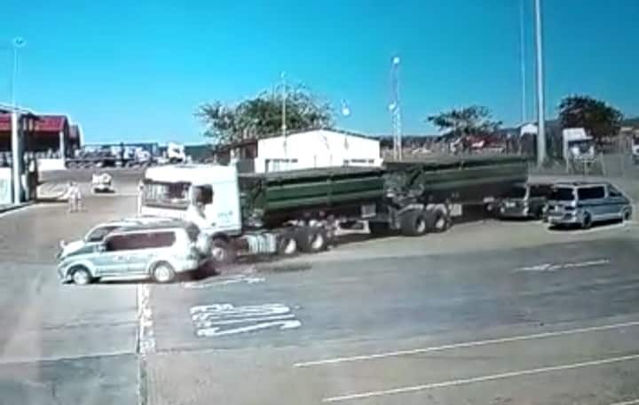 Watch: Truck rolls from parking crashing customs officials at KM4 20200629 073911