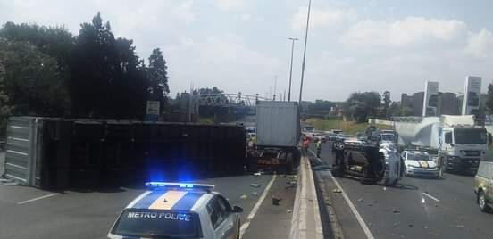 Beer looters cause traffic havoc following multi-vehicle crash on N3 at Van Buuren IMG 20201009 WA0599