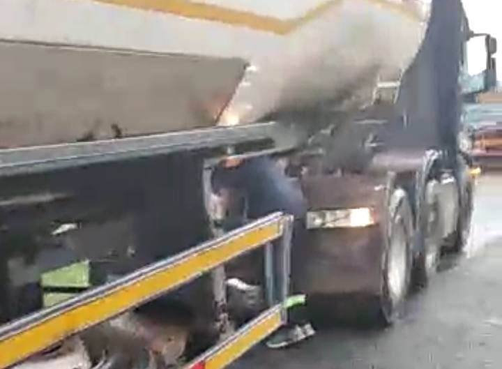 truck driver pinned to death between truck and trailer