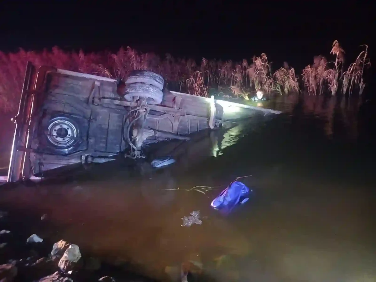 Minibus taxi submerged in water killing 5 in R30 Bothaville crash