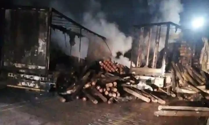 Alert: Trucks torched in violent protest on R40 between Bushbuckridge and Hazyview