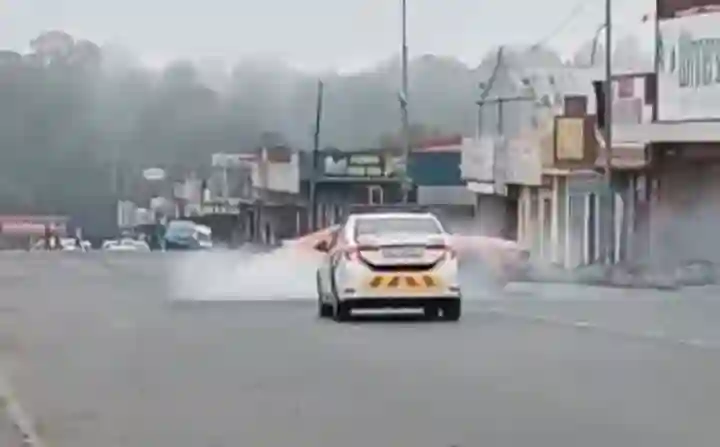 Watch: Mustang cuts off KZN cop car, spins then drifts away covering it thick smoke