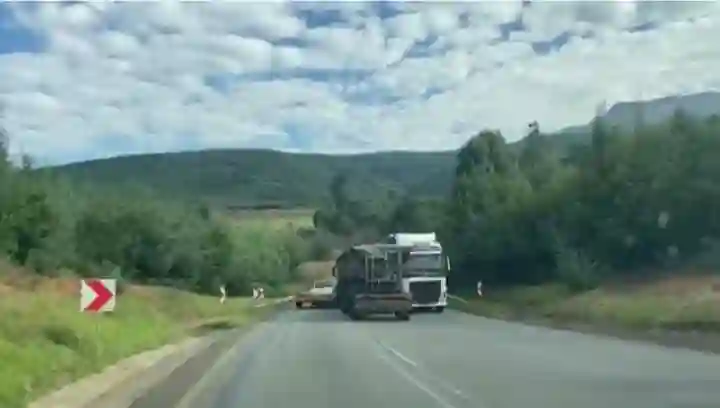  Watch: NiDa truck driver recklessly overtaking, pushing a bakkie off the road
