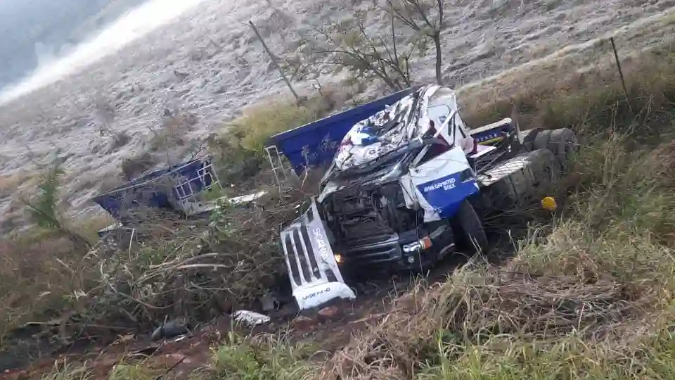 Pics: Trucker seriously injured in R539 Schoemanskloof crash