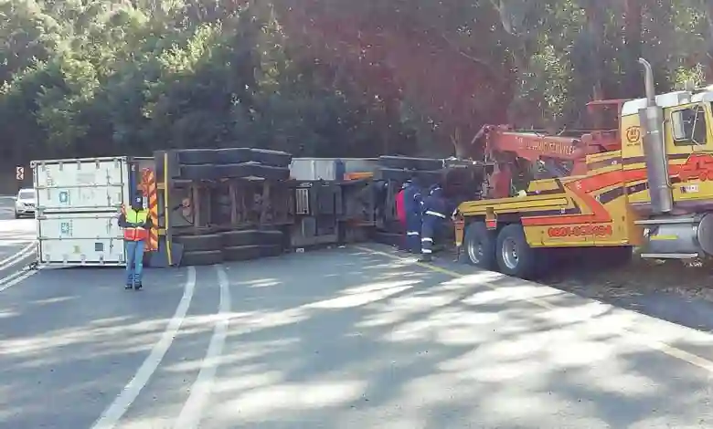 Truck driver flees scene of serious crash on Van Reenen Pass