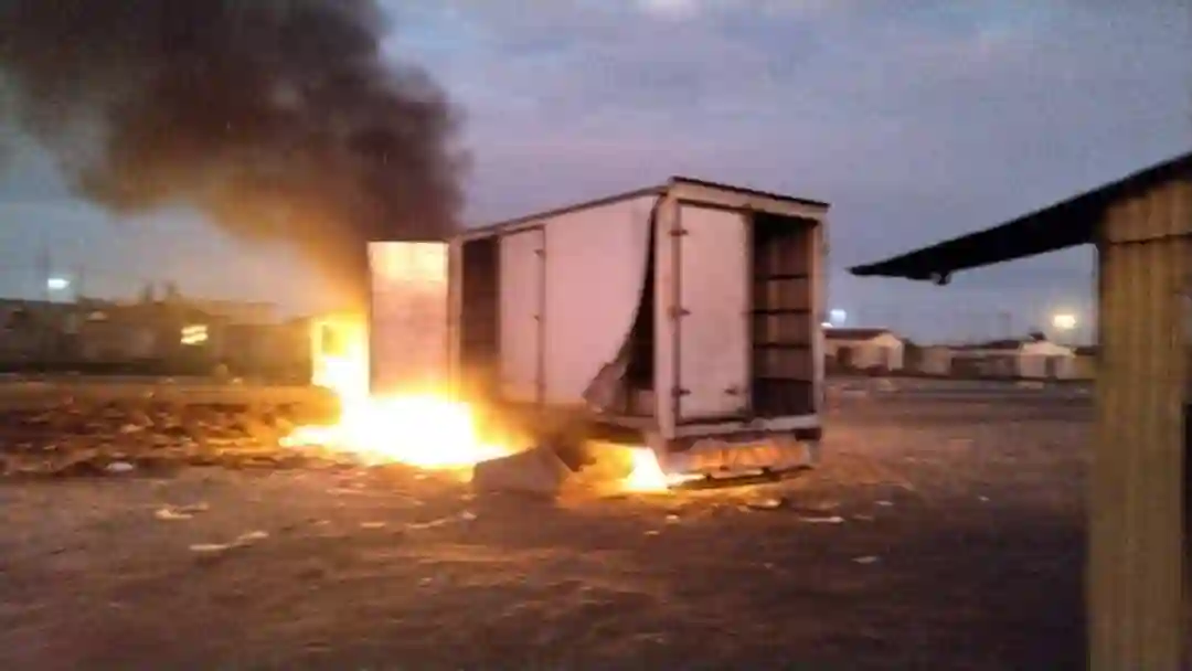 Police warn truckers to avoid Addo Road as protesters continue to burn trucks