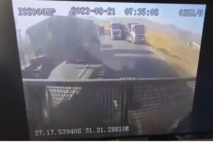 Dashcam captures N2 crash involving 4 side tipper trucks near Pongola