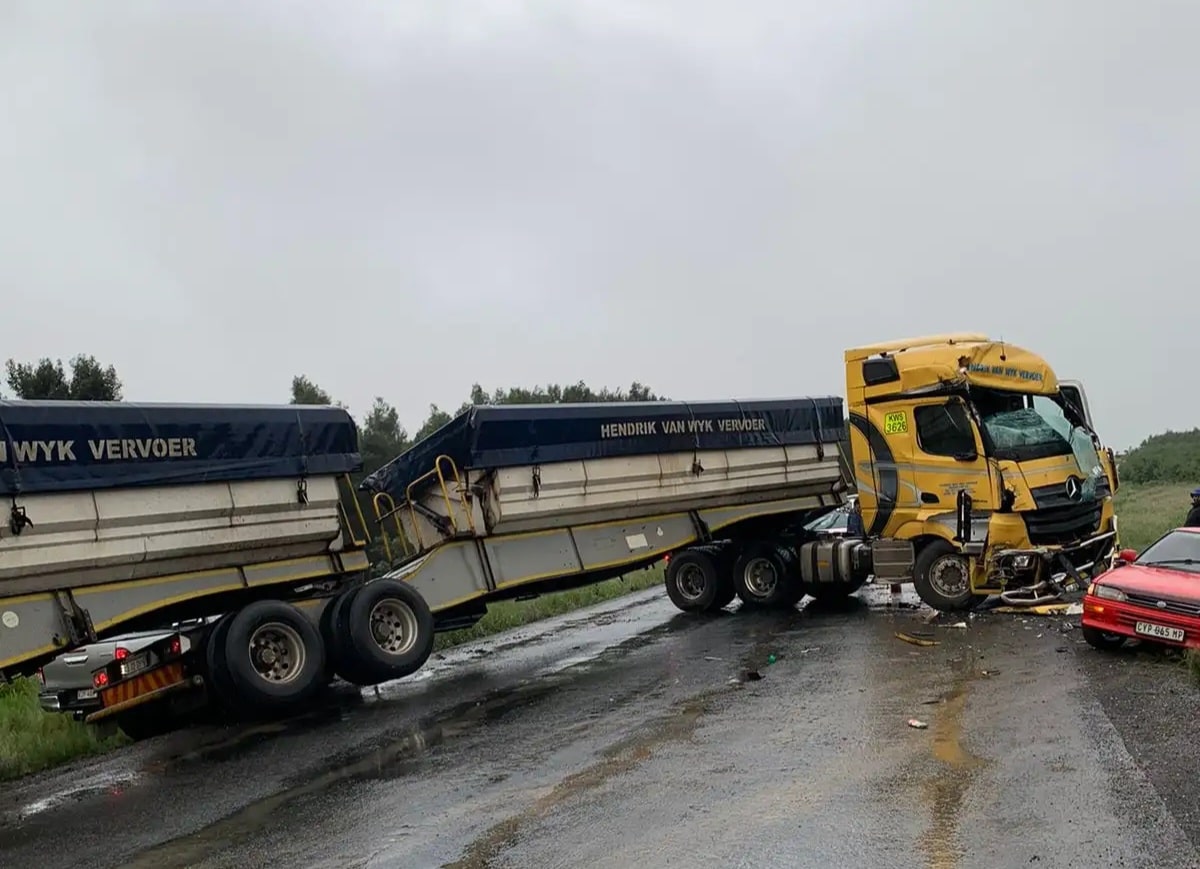 Two side tipper trucks collide on R34 near Vryheid - video
