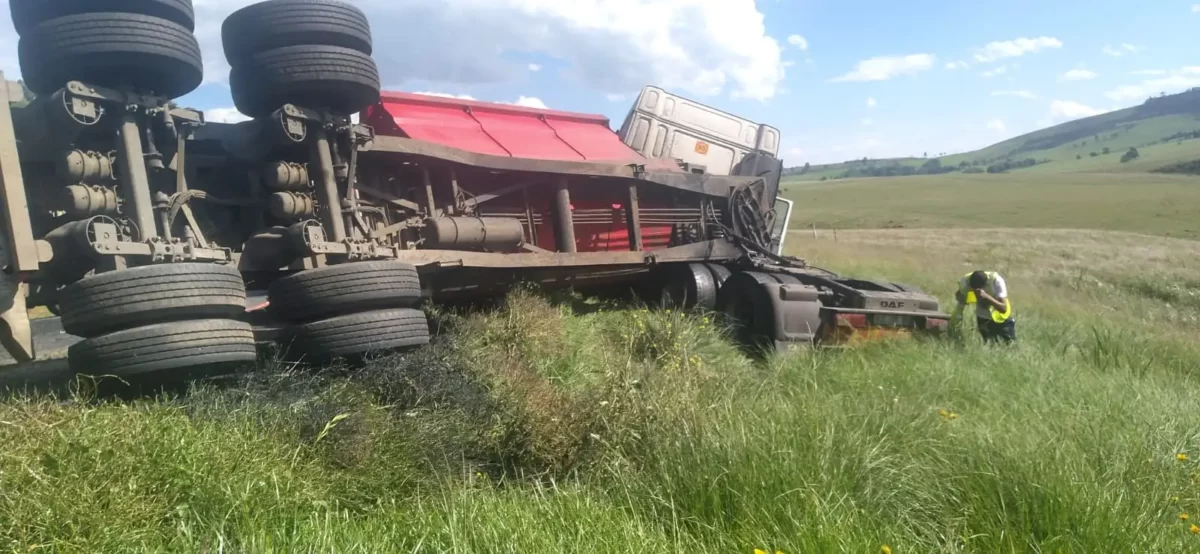 One person killed in side tipper truck crash with bakkie on N3 near Mooi River