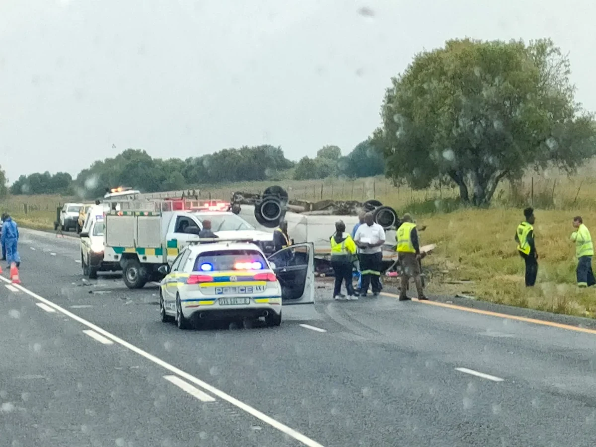 11 people killed in N1 head-on crash between truck and minibus taxi near Winburg