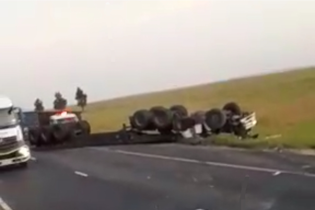Truck and 3 cars in serious crash on N3 near Reitz interchange - video