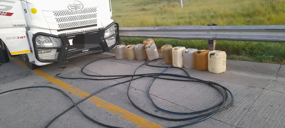 Driver wakes up to find thieves stealing diesel from his truck at Tugela toll gate IMG 20230112 WA0053 e1673501224558