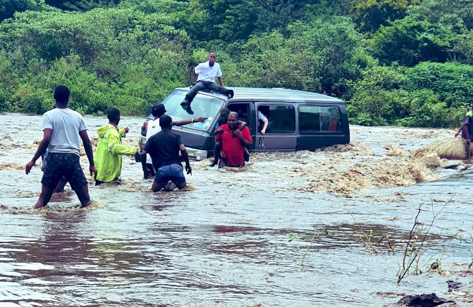 Watch: Pupils rescued from drowning after taxi driver tries to cross flooded bridge in KZN 20230203 203435