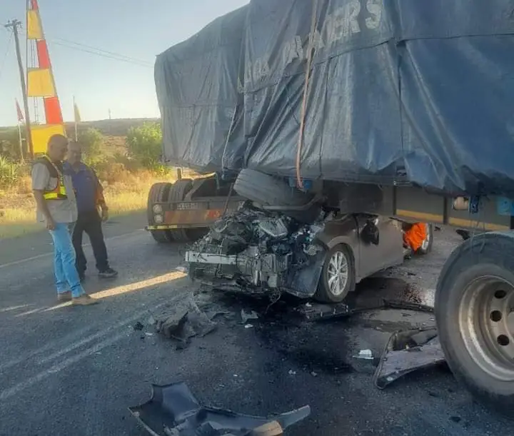 Five dead after car crashes into turning truck on N1 between Leeu Gamka and Beaufort West